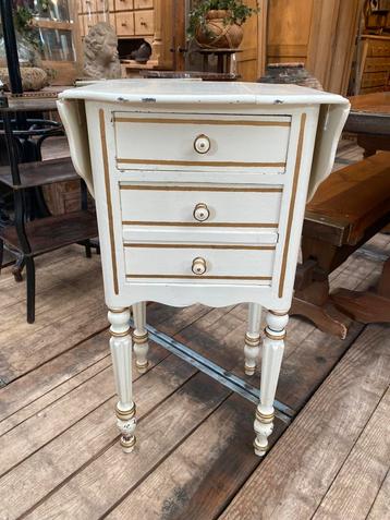 Een brocante hangoor kastje tafeltje beschikbaar voor biedingen
