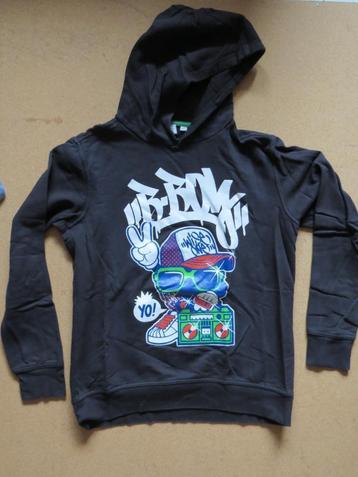 Stoere zwarte hoody in prima staat, maat 158-164 beschikbaar voor biedingen