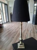 Tafellamp met zilverkleurige voet., Ophalen of Verzenden, Gebruikt, 50 tot 75 cm
