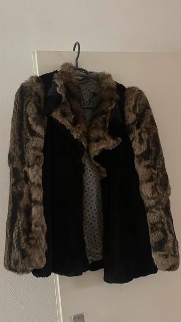 Vintage bontjas met zwarte details beschikbaar voor biedingen