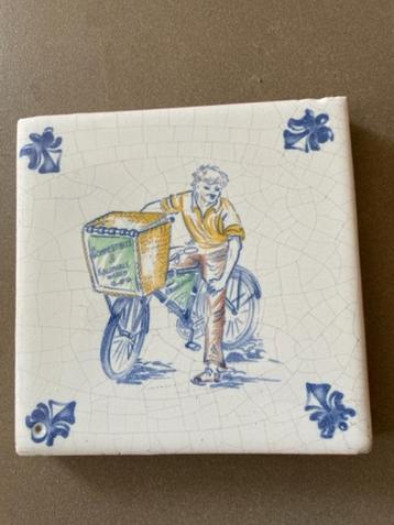 Oude blauwe tegel. Man met fiets en mand. Met merkteken. beschikbaar voor biedingen