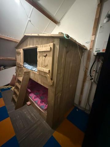 Uniek Houten Stapelbed in Huisvorm beschikbaar voor biedingen