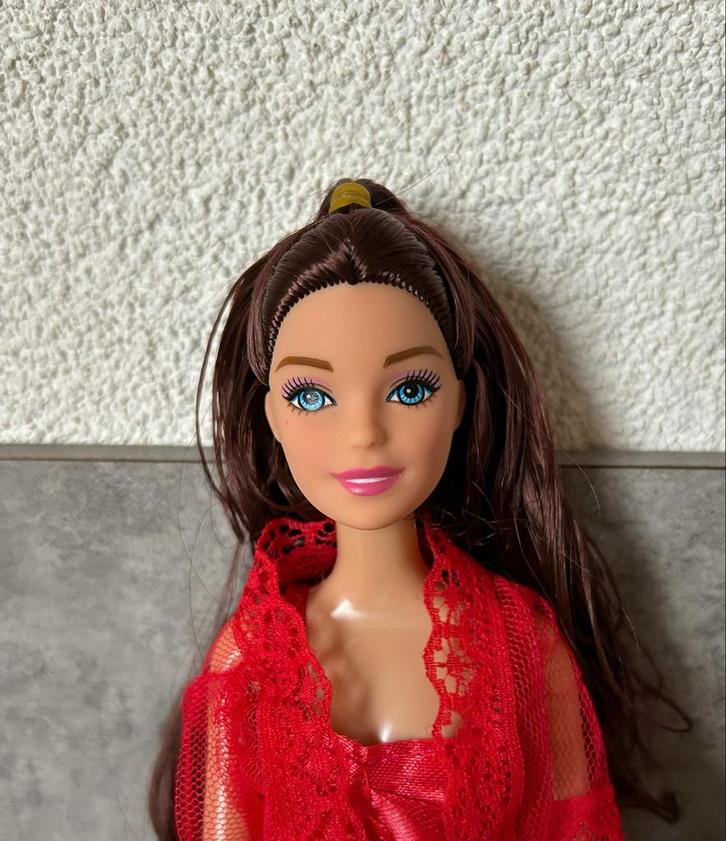 Mooie Barbie pop met rode outfit, Kinderen en Baby's, Speelgoed | Poppen, Nieuw, Barbie, Ophalen of Verzenden