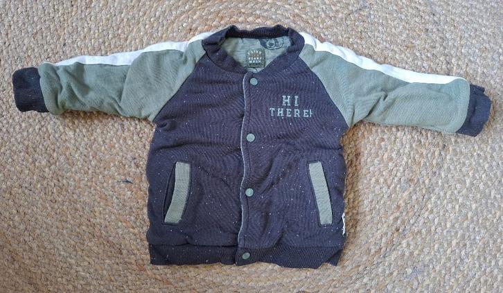 Stoer vest die je aan 2 kanten kunt dragen - mt 62, Kinderen en Baby's, Babykleding | Maat 62, Zo goed als nieuw, Jongetje, Truitje of Vestje