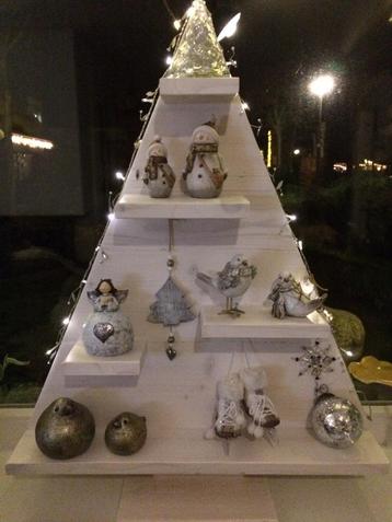 Stevige mooie houten kerstboom. beschikbaar voor biedingen