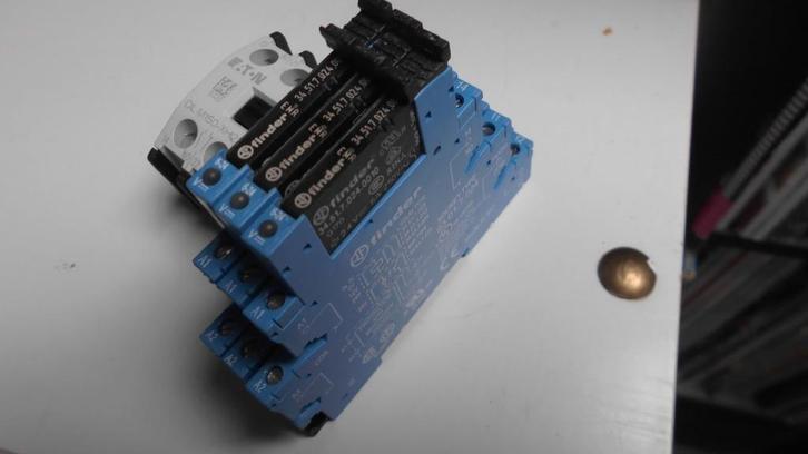 Finder hulp relais in voet, Hobby en Vrije tijd, Elektronica-componenten, Zo goed als nieuw, Ophalen of Verzenden