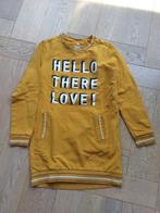 Okergeel jurkje van WE "hello there love" 134/140 - nog net, Gebruikt, Meisje, Ophalen of Verzenden, Jurk of Rok
