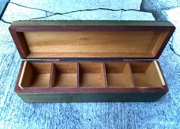 Postzegel houten doosje hout gesneden groen vintage curiosa beschikbaar voor biedingen