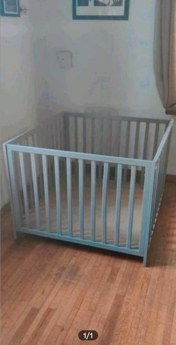 Grote grijze box met matras en matrashoezen. beschikbaar voor biedingen
