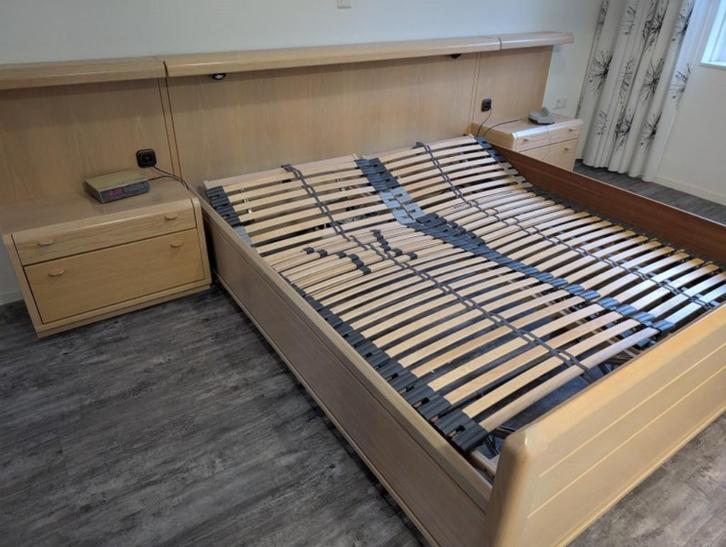 Bed ombouw en verstelbare lattenbodem, Huis en Inrichting, Slaapkamer | Bedden, Gebruikt, Tweepersoons, 90 cm, 200 cm, Hout, Overige kleuren