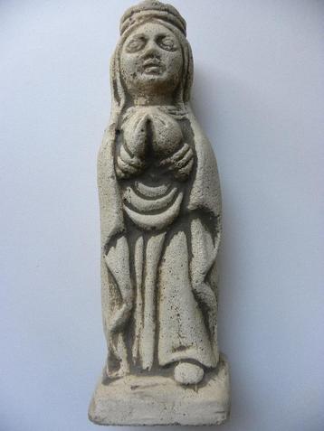 Oude Gotische stijl Maria beeld uit steen gehouwen beschikbaar voor biedingen