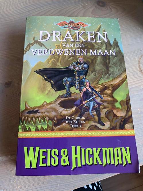 Draken van een Verdwenen Maan - Weis & Hickman, Boeken, Fantasy, Gelezen, Ophalen of Verzenden