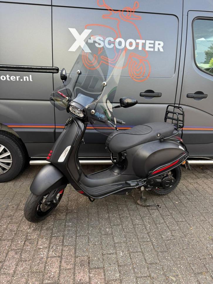Vespa Sprint 50 2022 |Blauw kenteken 25km/h | Matt zwart, Fietsen en Brommers, Scooters | Vespa, Zo goed als nieuw, Overige modellen