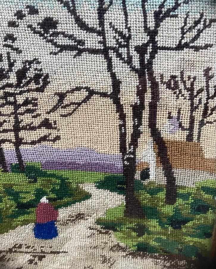 Ingelijst borduurwerk - Vrouw op weg naar kapel, Antiek en Kunst, Antiek | Kleden en Textiel, Ophalen of Verzenden