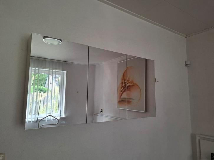 Nette hangkast wit met 3 deuren en spiegels, Huis en Inrichting, Badkamer | Badkamermeubels, Zo goed als nieuw, Spiegelkast, Minder dan 100 cm