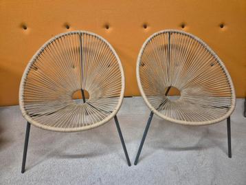 2 mooie draad stoelen beschikbaar voor biedingen