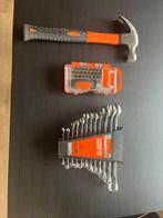 gereedschaps set: hamer + schroevendraaier + sleutels, Doe-het-zelf en Verbouw, Ophalen, Gevuld, Zo goed als nieuw