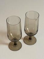 Twee retro glazen van rookglas, Verzamelen, Glas en Borrelglaasjes, Ophalen of Verzenden, Zo goed als nieuw, Bierglas