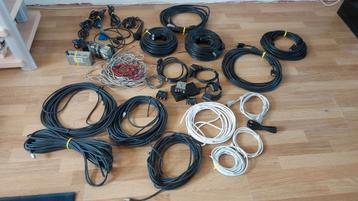 Diverse kabels + acc (VGA, RCA, SCART, antenne, speaker) beschikbaar voor biedingen