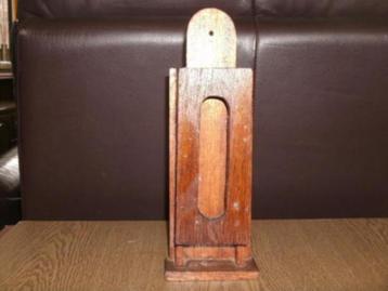 Houten houder voor luciferdoosjes op de wand/muur/tafel beschikbaar voor biedingen