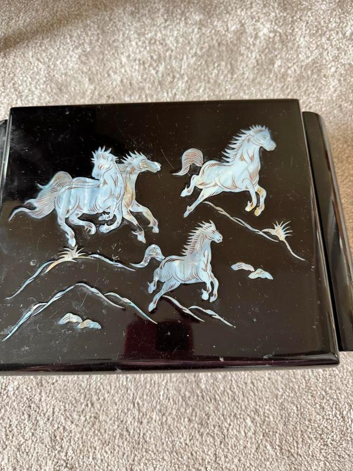 Zwart juwelenkistje met paarden, Antiek en Kunst, Antiek | Woonaccessoires, Ophalen of Verzenden