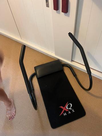 Buikspiertrainer met matje beschikbaar voor biedingen
