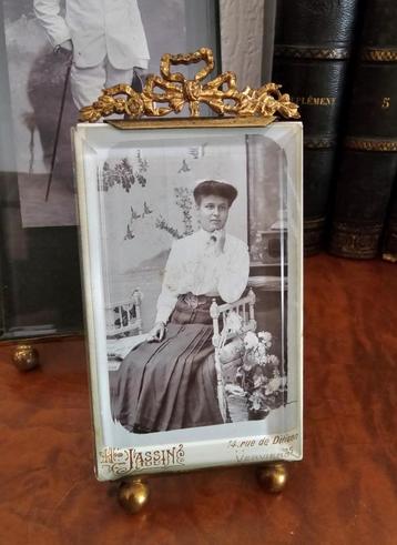 Antiek fotolijstje striklijstje met bolpoten / klemlijst beschikbaar voor biedingen