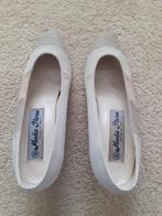 Keurige, beige suede damesschoen maat 40, Schoenen met lage hakken, Beige, Ophalen of Verzenden, Zo goed als nieuw
