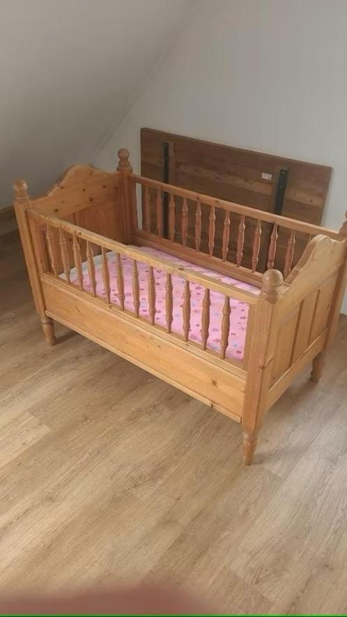 Leuk ouder model grenenhouten lichtbruin peuter-/kinderbedje, Kinderen en Baby's, Kinderkamer | Bedden, Gebruikt, Lattenbodem