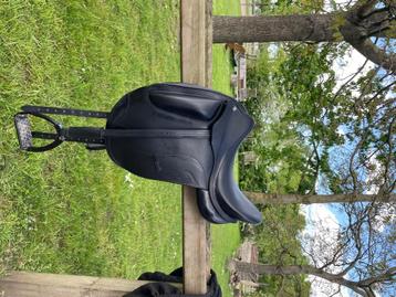 17 inch Equiline dressuurzadel beschikbaar voor biedingen