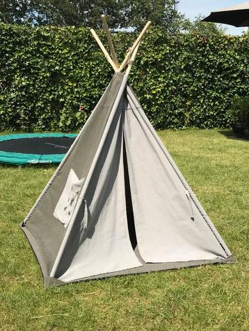 Speeltent / tipitent binnen of buiten / zeer degelijk beschikbaar voor biedingen