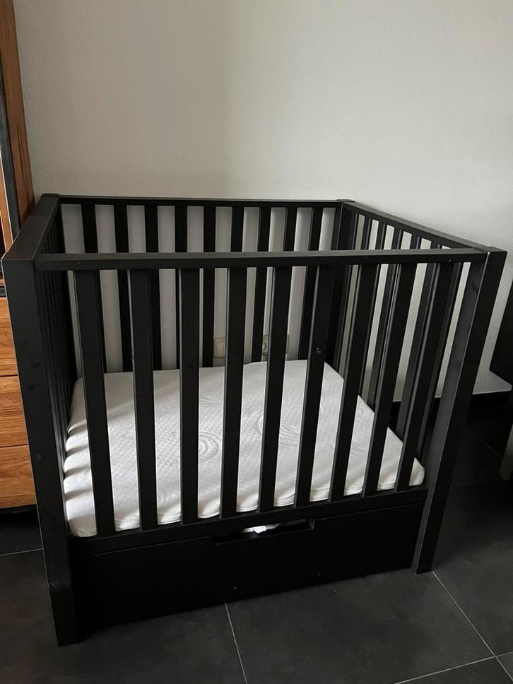 Zwarte box met lade, Kinderen en Baby's, Boxen, Gebruikt, Rechthoekig, In hoogte verstelbaar, Lade, Ophalen