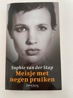Sophie van der Stap - Meisje met negen pruiken, Ophalen, Sophie van der Stap, Zo goed als nieuw, Nederland