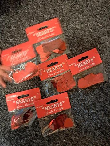 Sterke confetti hartjes rood glanzend bruiloft beschikbaar voor biedingen