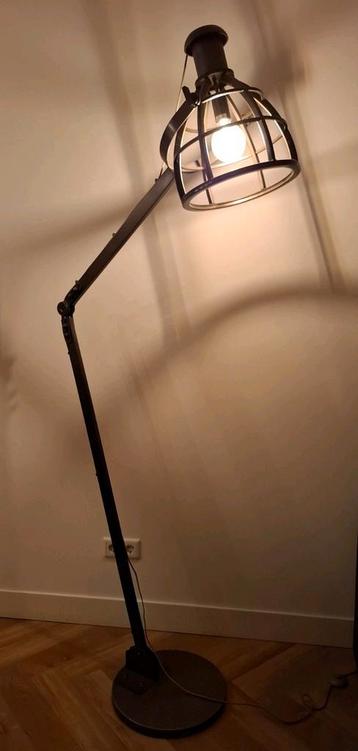 Stoere industriële stalen vloerlamp, zo goed als nieuw! beschikbaar voor biedingen