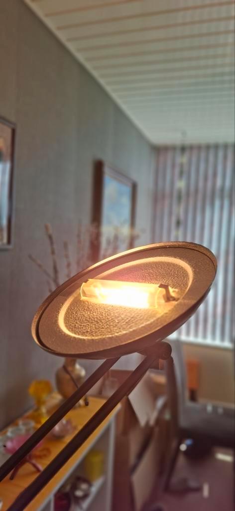 Staande vloerlamp met dimmer., Huis en Inrichting, Lampen | Spots, Gebruikt, Vloerspot of Grondspot, Metaal of Aluminium, Halogeen
