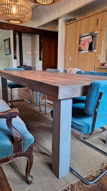 Houten eettafel beschikbaar voor biedingen
