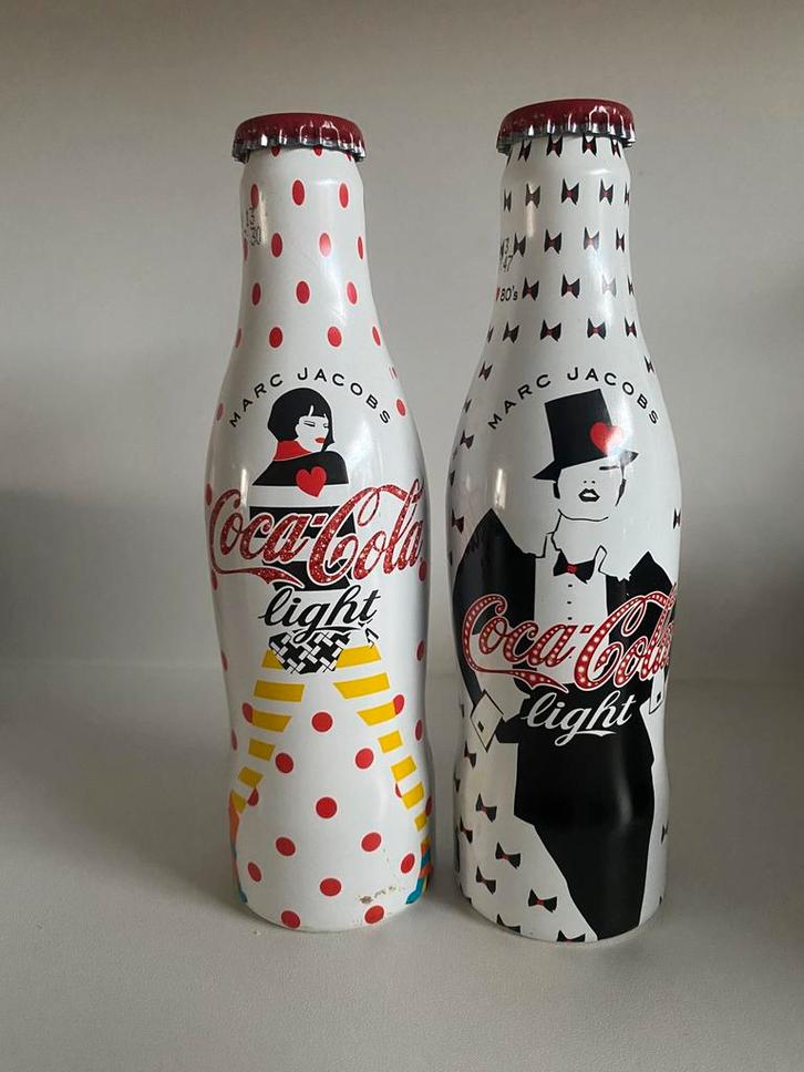 2 Volle aluminium flesjes van Coca-Cola light (Marc Jacobs)., Verzamelen, Merken en Reclamevoorwerpen, Zo goed als nieuw, Overige typen