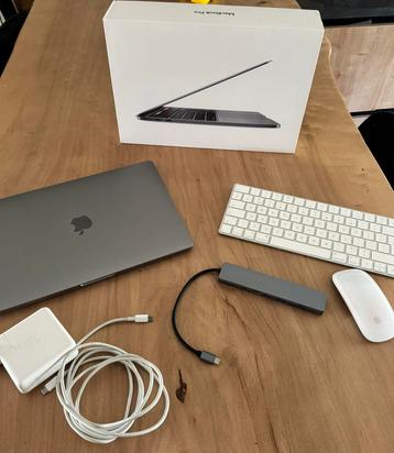 Macbook pro 2020 13’ 32 gb 512 gb beschikbaar voor biedingen