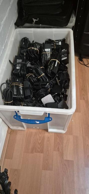 Grote partij laptop adapters beschikbaar voor biedingen