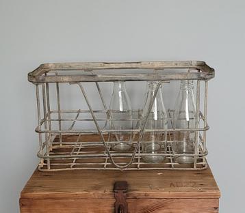 Vintage flessenrek met melkflesjes beschikbaar voor biedingen