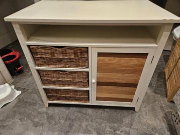 Commode met veel bergruimte beschikbaar voor biedingen