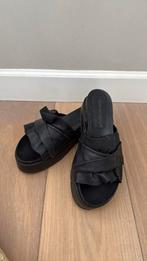 Zwarte slippers sandalen echt leer 39, Kleding | Dames, Schoenen, Ophalen of Verzenden, Zo goed als nieuw, Zwart