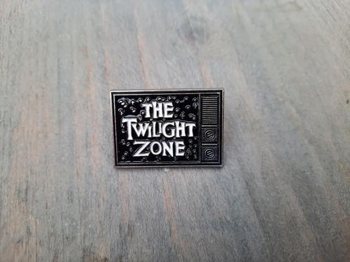 1 mooie pin met de tekst - The Twilight Zone - te koop, Verzamelen, Speldjes, Pins en Buttons, Nieuw, Speldje of Pin, Overige onderwerpen
