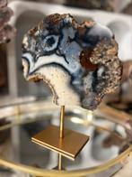 Unieke Agaat Geode met Natuurlijk Blauw – op Gouden Voet, Ophalen of Verzenden, Mineraal