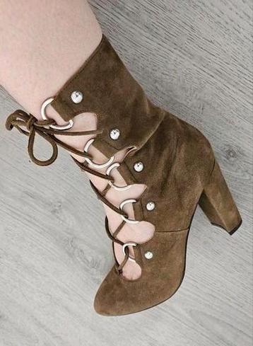 Lace up boots van Suède  beschikbaar voor biedingen