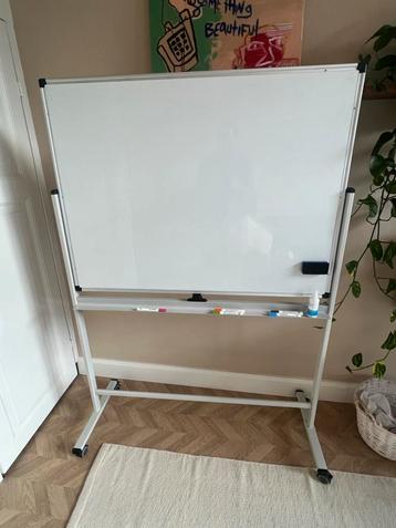Magnetisch en kantelbaar Whiteboard met Stiften en Wisser beschikbaar voor biedingen