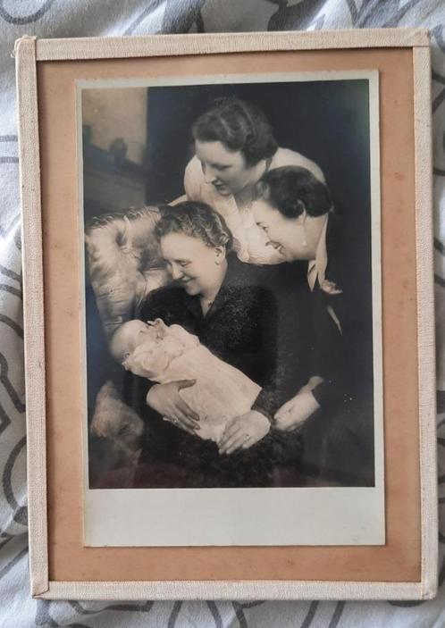 Foto achter glas van de kleine prinses Beatrix, Verzamelen, Koninklijk Huis en Royalty, Gebruikt, Kaart, Foto of Prent, Nederland