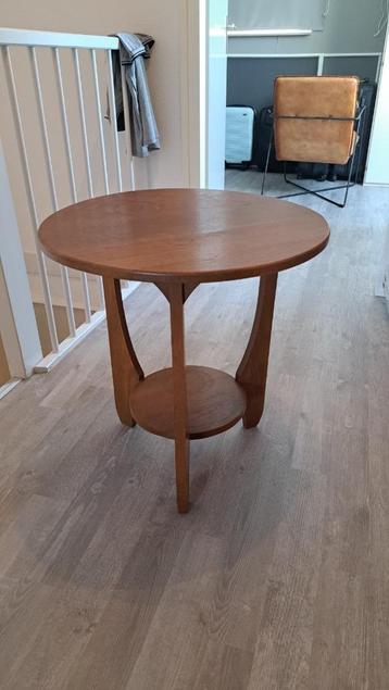 Vintage bijzettafel beschikbaar voor biedingen