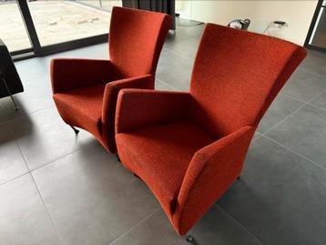 Twee rode fauteuils beschikbaar voor biedingen